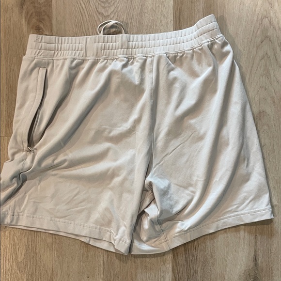 ALO Yoga Men's Light Beige Athletic Shorts - Picture 2 of 3